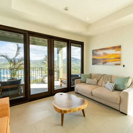 360 Splendor 104B-Ocean View Condo-Breakfast Included!